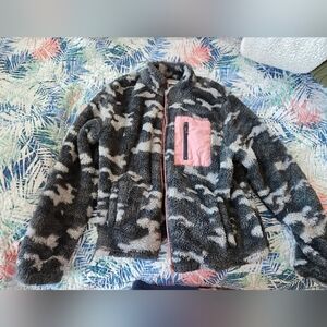 Womens Plush Fleece Jacket - Gray Camouflage with Pink Trim